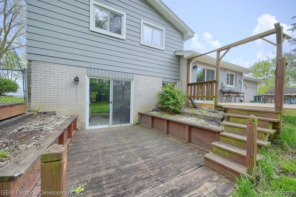 754 LAGUNA Drive, Wolverine Lake, MI 48390 — Photo 24