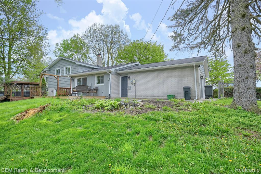 754 LAGUNA Drive, Wolverine Lake, MI 48390 — Photo 27