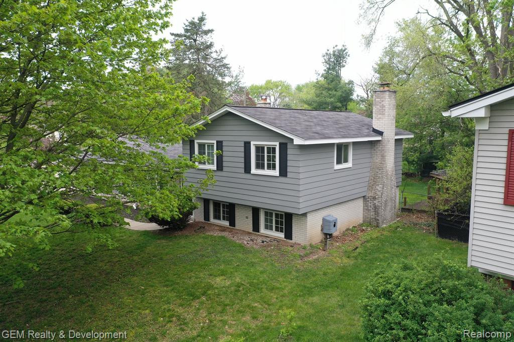 754 LAGUNA Drive, Wolverine Lake, MI 48390 — Photo 28