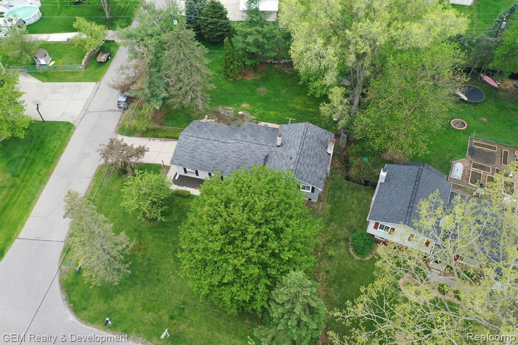 754 LAGUNA Drive, Wolverine Lake, MI 48390 — Photo 31