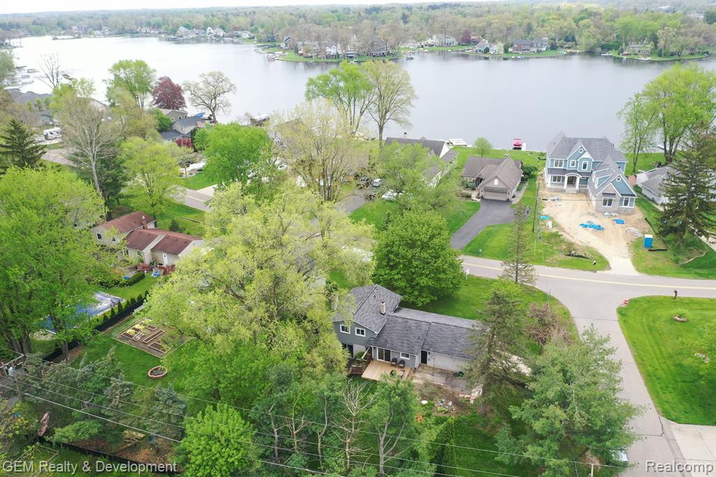 754 LAGUNA Drive, Wolverine Lake, MI 48390 — Photo 32