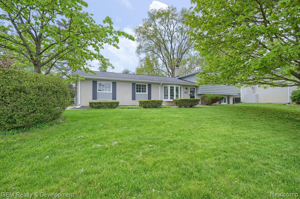 754 LAGUNA Drive, Wolverine Lake, MI 48390 — Photo 33
