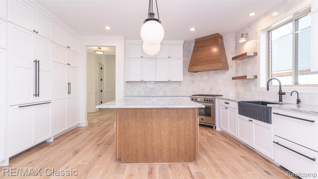 8220 STONEY CREEK Drive, Unit 22, South Lyon, MI 48178 — Photo 2