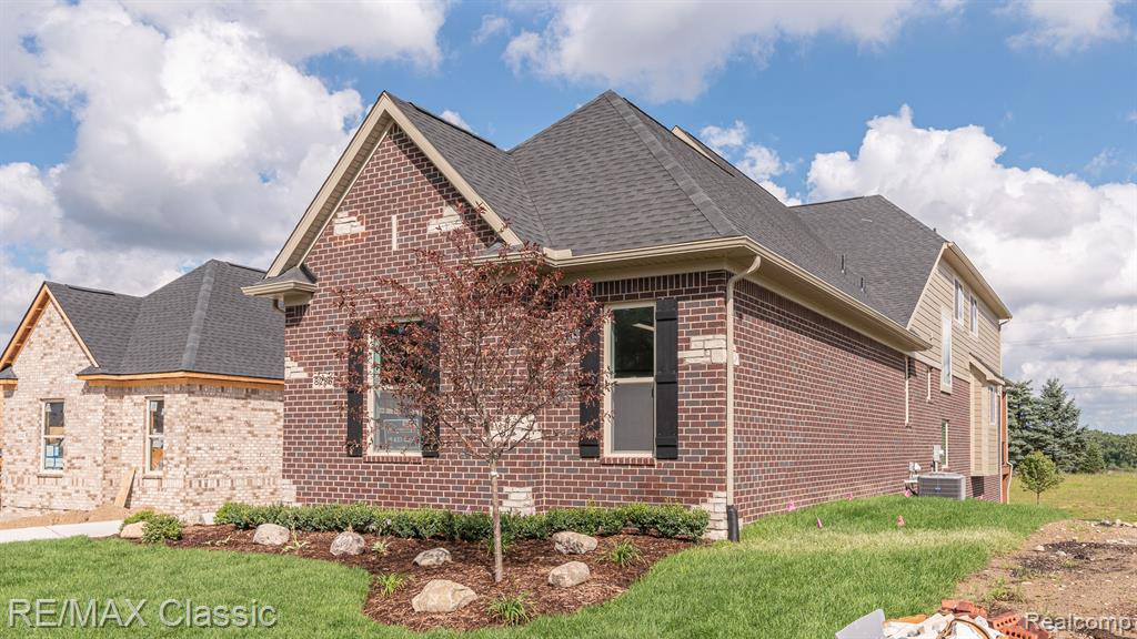 8220 STONEY CREEK Drive, Unit 22, South Lyon, MI 48178 — Photo 22