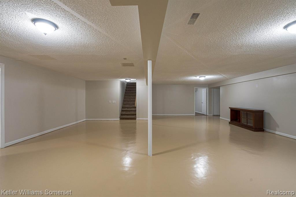 6879 John R Road, Troy, MI 48085 — Photo 34