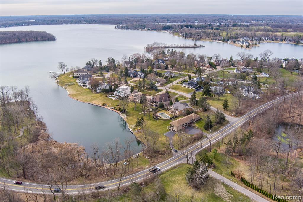 4851 COMMERCE Road, Orchard Lake Village, MI 48324 — Photo 2
