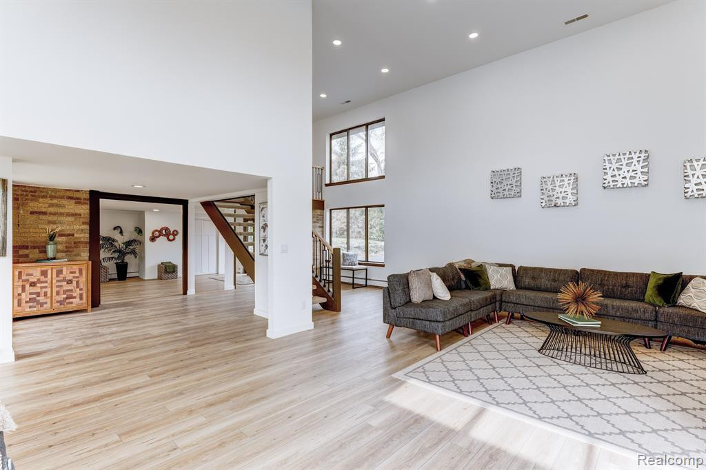 4851 COMMERCE Road, Orchard Lake Village, MI 48324 — Photo 12