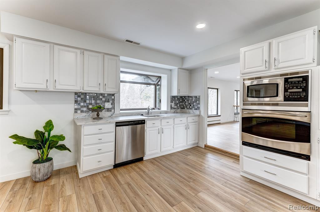 4851 COMMERCE Road, Orchard Lake Village, MI 48324 — Photo 18