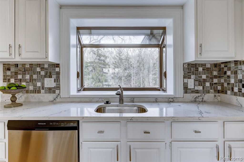 4851 COMMERCE Road, Orchard Lake Village, MI 48324 — Photo 24