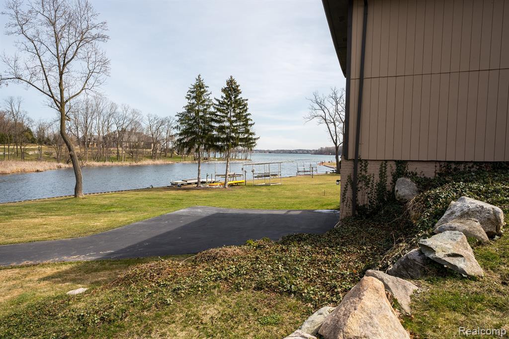4851 COMMERCE Road, Orchard Lake Village, MI 48324 — Photo 49