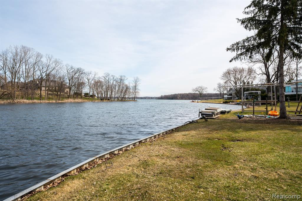 4851 COMMERCE Road, Orchard Lake Village, MI 48324 — Photo 53
