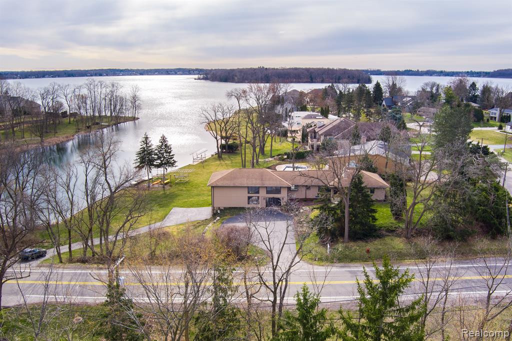4851 COMMERCE Road, Orchard Lake Village, MI 48324 — Photo 54