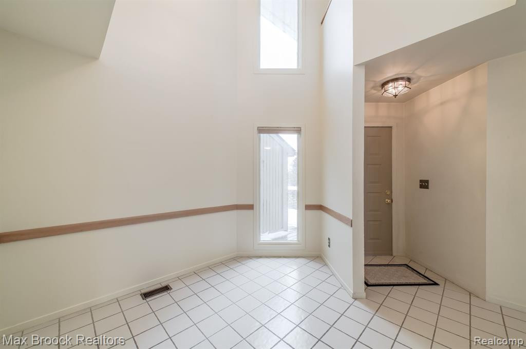 4045 FOXPOINTE Drive, West Bloomfield, MI 48323 — Photo 9