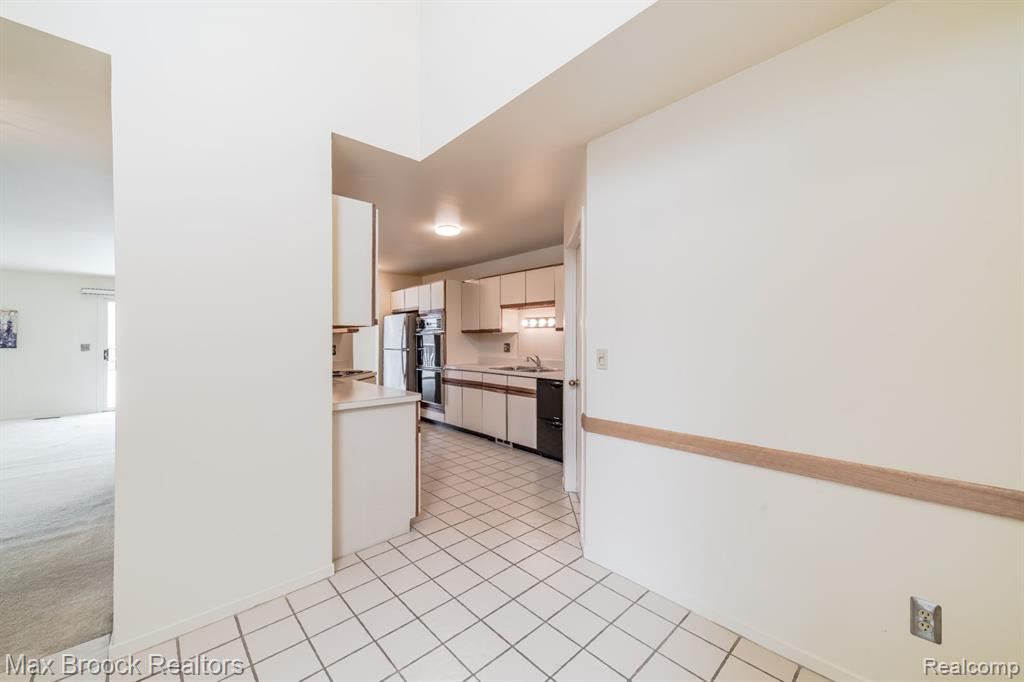 4045 FOXPOINTE Drive, West Bloomfield, MI 48323 — Photo 11