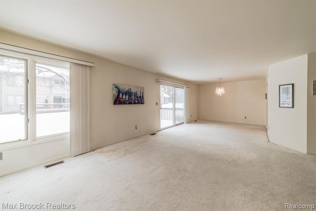 4045 FOXPOINTE Drive, West Bloomfield, MI 48323 — Photo 16