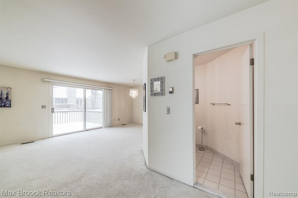 4045 FOXPOINTE Drive, West Bloomfield, MI 48323 — Photo 18