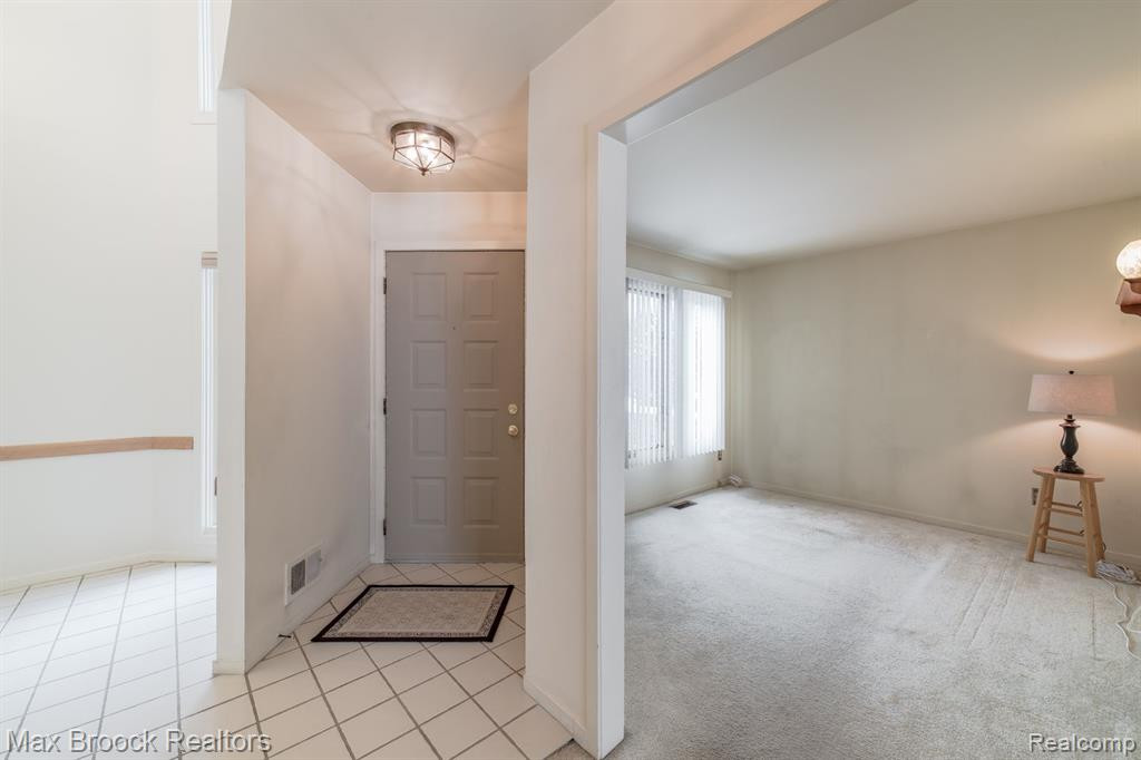 4045 FOXPOINTE Drive, West Bloomfield, MI 48323 — Photo 27
