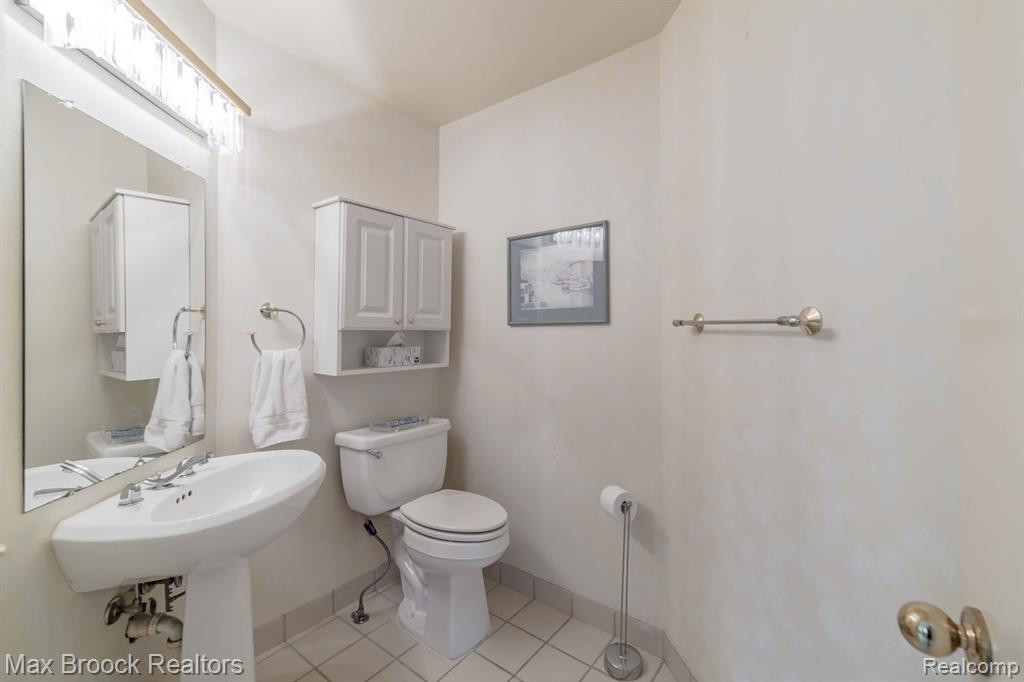 4045 FOXPOINTE Drive, West Bloomfield, MI 48323 — Photo 30