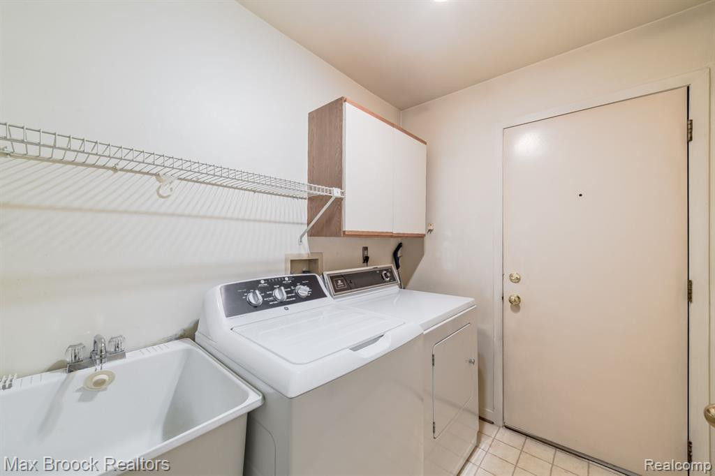 4045 FOXPOINTE Drive, West Bloomfield, MI 48323 — Photo 31