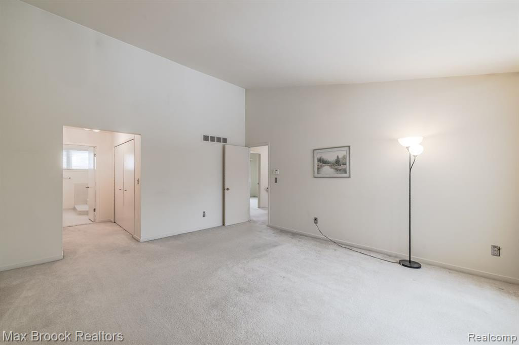 4045 FOXPOINTE Drive, West Bloomfield, MI 48323 — Photo 33