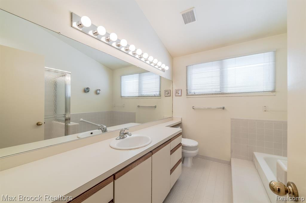 4045 FOXPOINTE Drive, West Bloomfield, MI 48323 — Photo 37