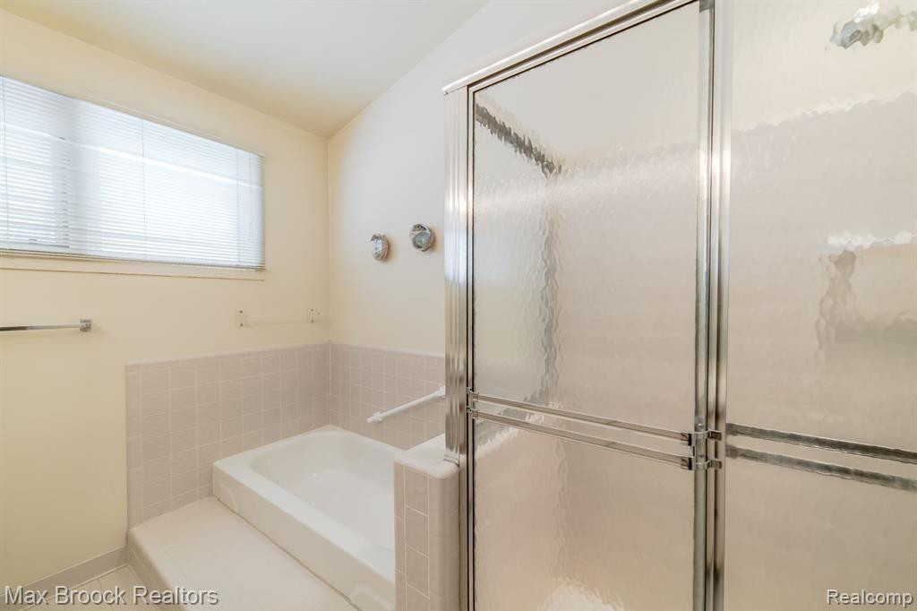 4045 FOXPOINTE Drive, West Bloomfield, MI 48323 — Photo 38