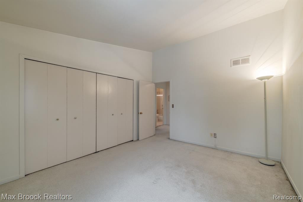 4045 FOXPOINTE Drive, West Bloomfield, MI 48323 — Photo 40
