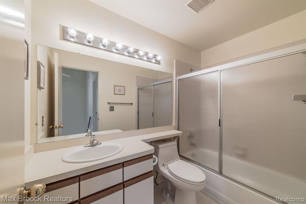 4045 FOXPOINTE Drive, West Bloomfield, MI 48323 — Photo 44