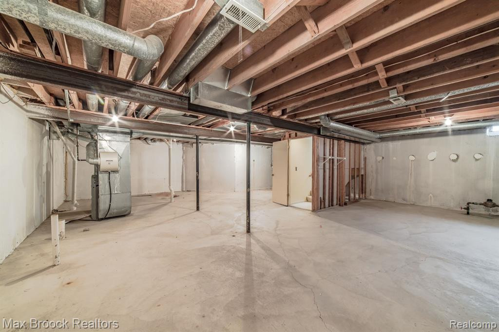 4045 FOXPOINTE Drive, West Bloomfield, MI 48323 — Photo 48