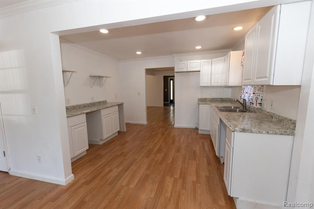72 N North Shore, Lake Orion, MI 48362 — Photo 12