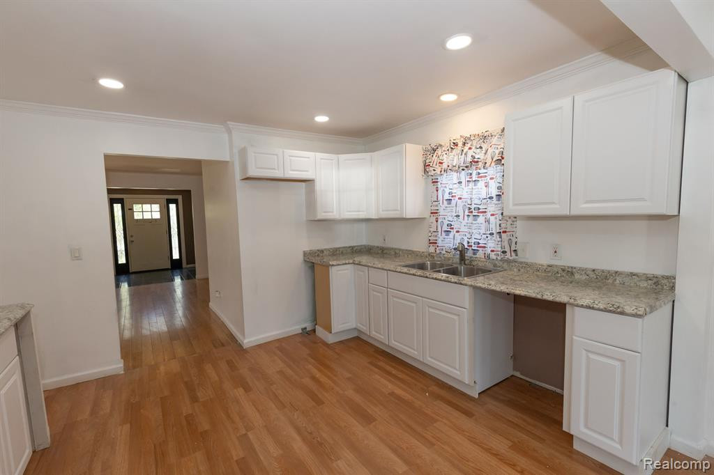 72 N North Shore, Lake Orion, MI 48362 — Photo 13