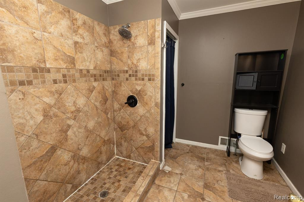 72 N North Shore, Lake Orion, MI 48362 — Photo 18