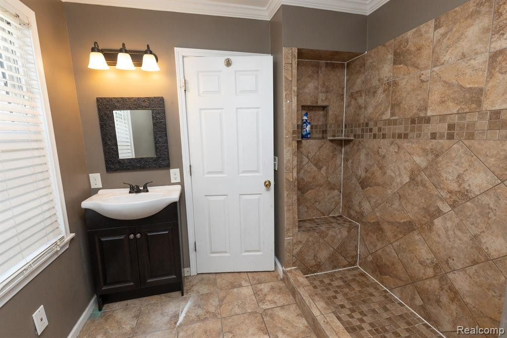 72 N North Shore, Lake Orion, MI 48362 — Photo 19