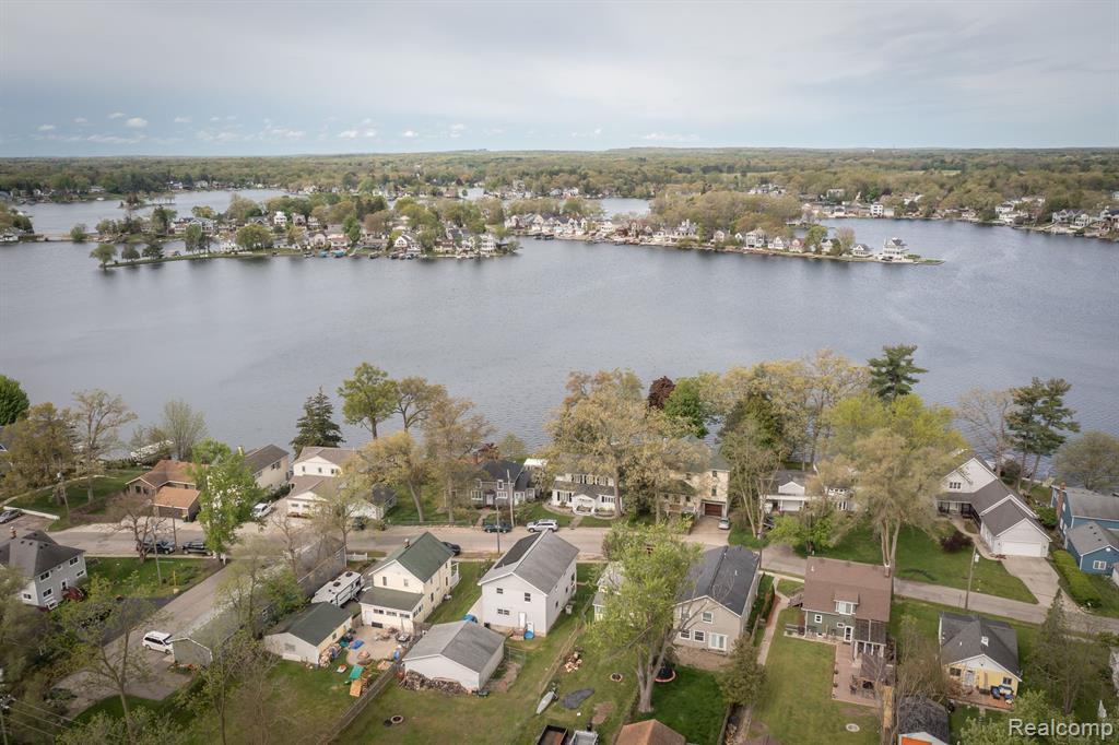 72 N North Shore, Lake Orion, MI 48362 — Photo 30