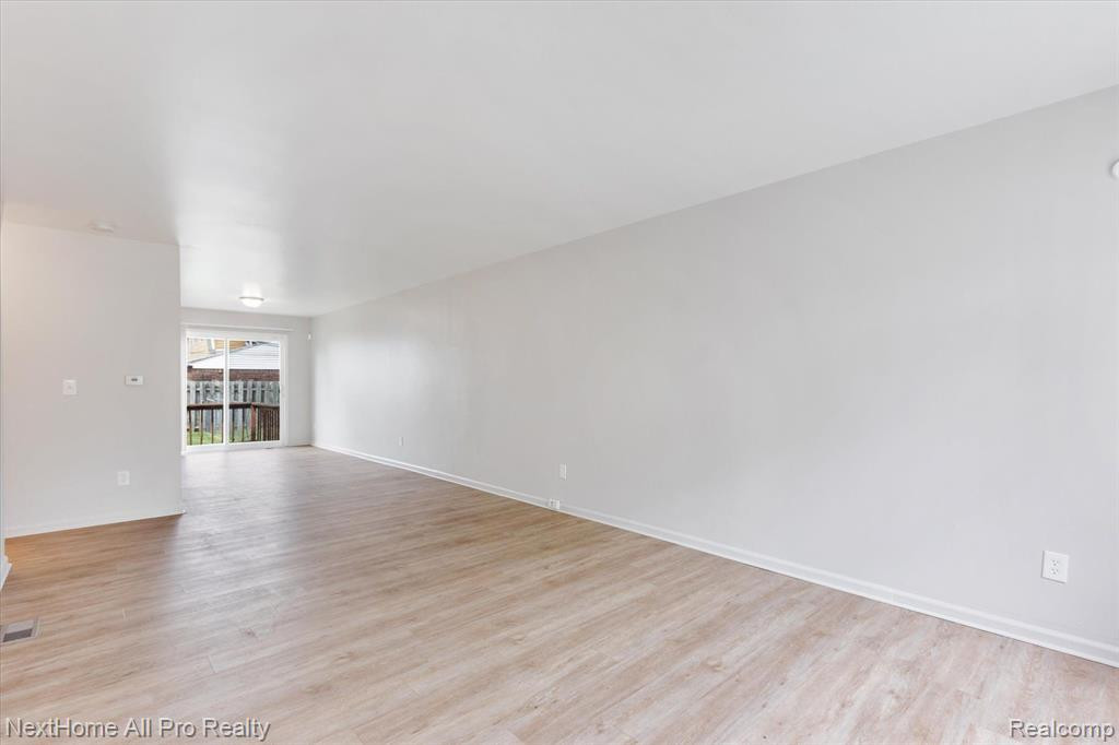 15401 MEYERS Road, Detroit, MI 48227 — Photo 13