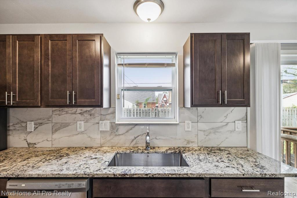 15401 MEYERS Road, Detroit, MI 48227 — Photo 14