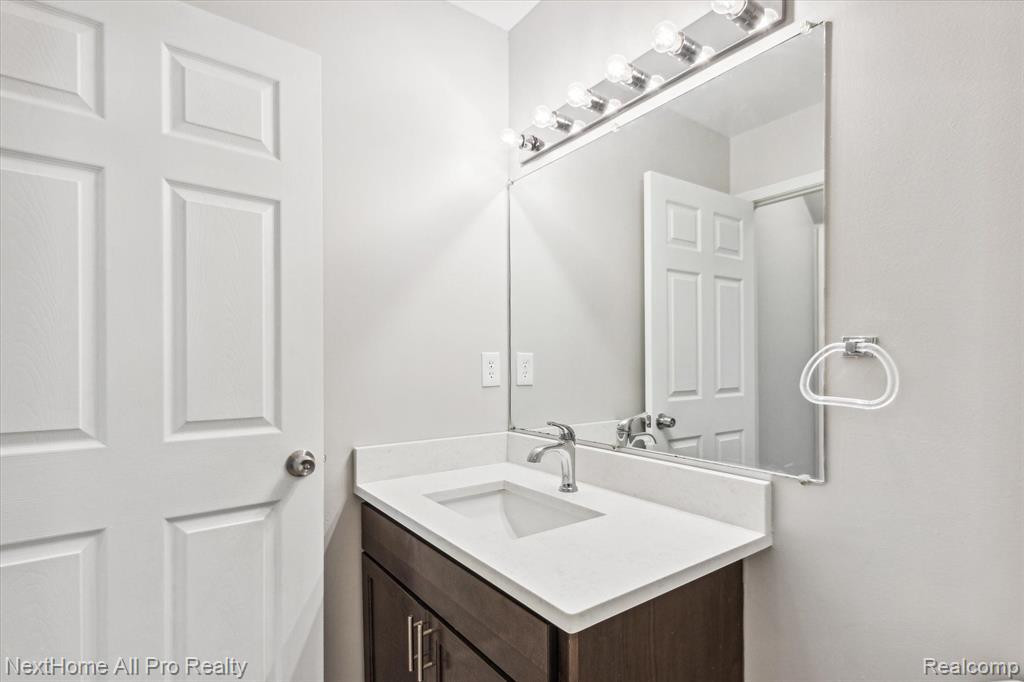 15401 MEYERS Road, Detroit, MI 48227 — Photo 20