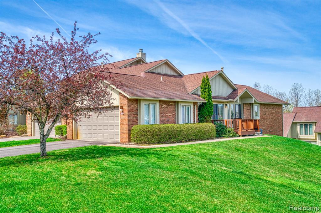 5669 E HILLCREST Circle, West Bloomfield, MI — front exterior