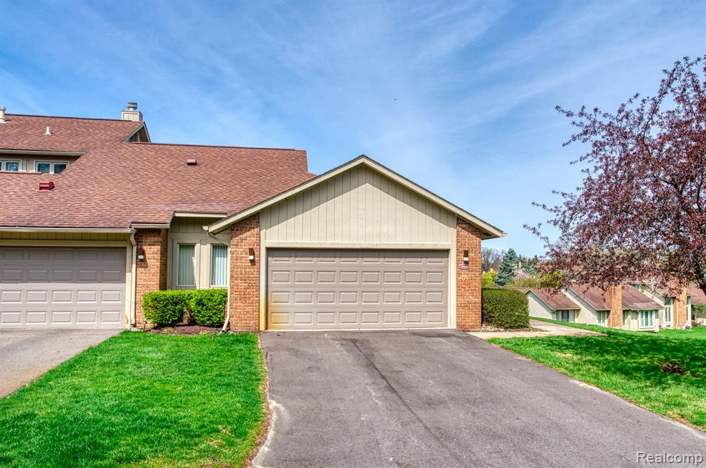 5669 E HILLCREST Circle, West Bloomfield, MI — Photo 2