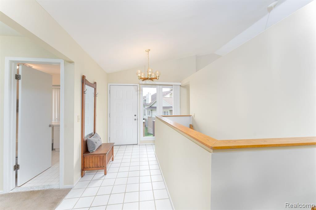 5669 E HILLCREST Circle, West Bloomfield, MI — Photo 5