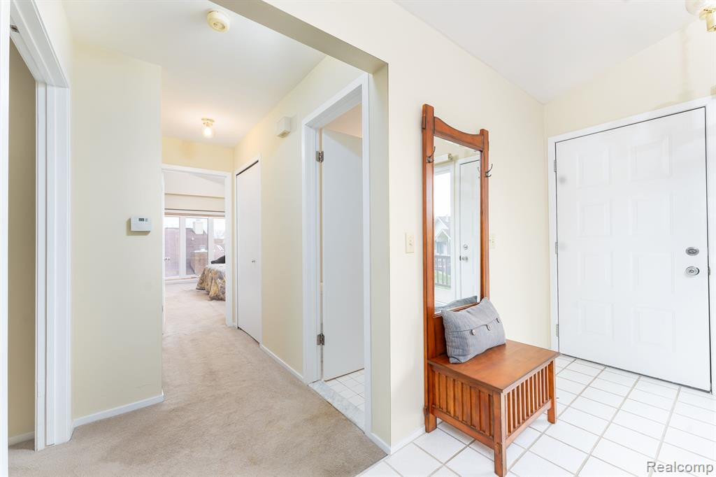 5669 E HILLCREST Circle, West Bloomfield, MI — Photo 6