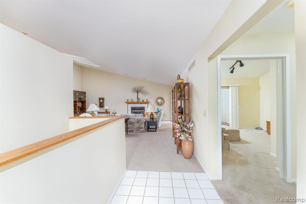 5669 E HILLCREST Circle, West Bloomfield, MI — Photo 7