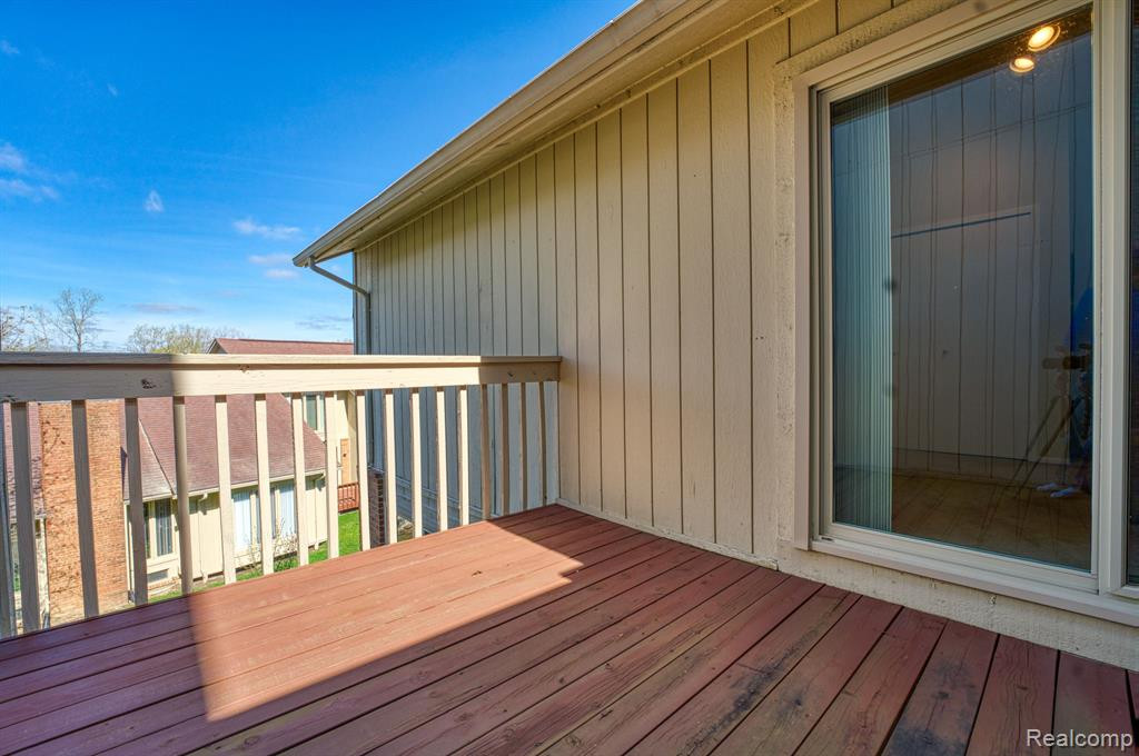 5669 E HILLCREST Circle, West Bloomfield, MI — Photo 11