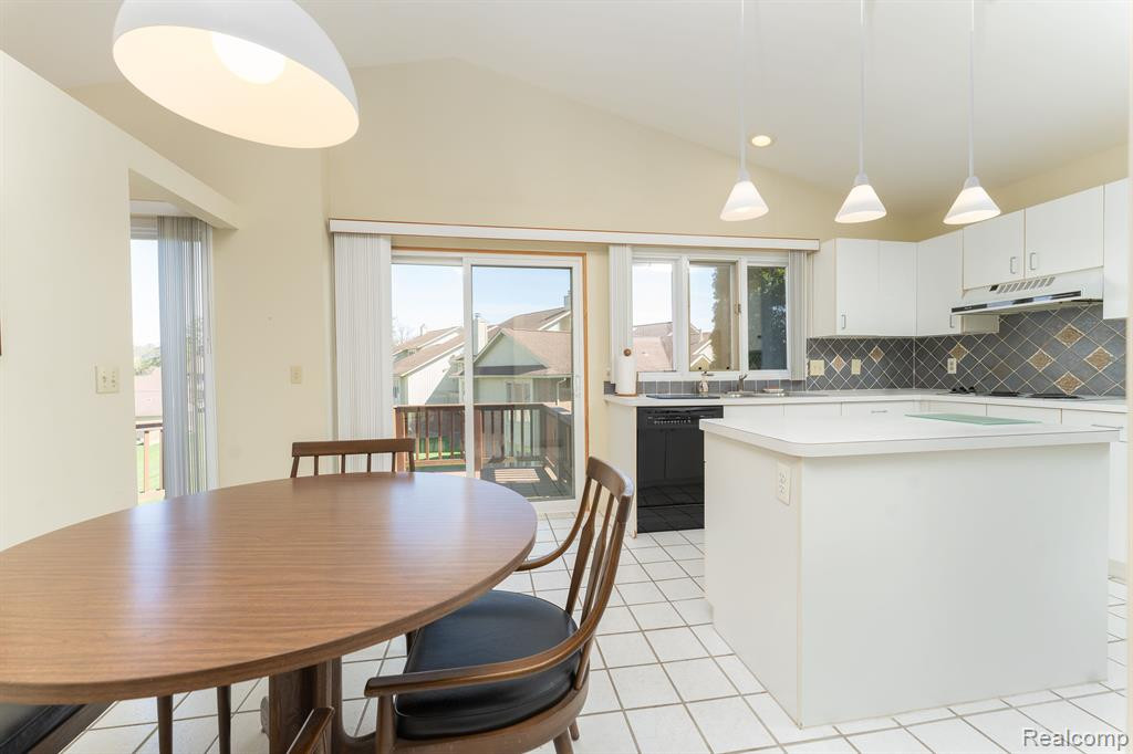5669 E HILLCREST Circle, West Bloomfield, MI — Photo 13