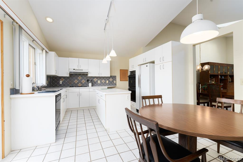 5669 E HILLCREST Circle, West Bloomfield, MI — Photo 14