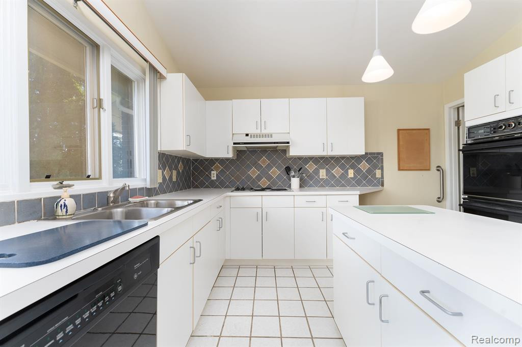5669 E HILLCREST Circle, West Bloomfield, MI — Photo 15