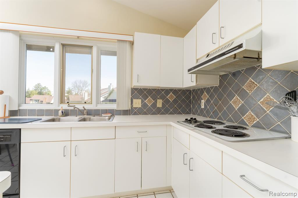 5669 E HILLCREST Circle, West Bloomfield, MI — Photo 16