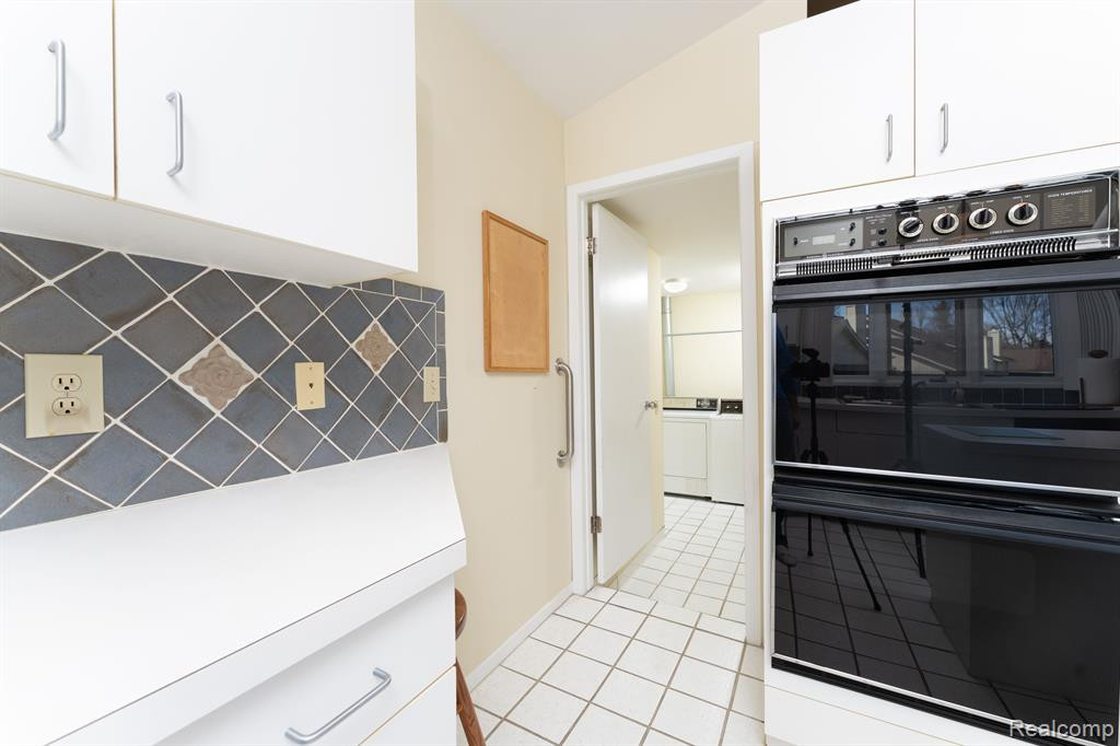5669 E HILLCREST Circle, West Bloomfield, MI — Photo 18