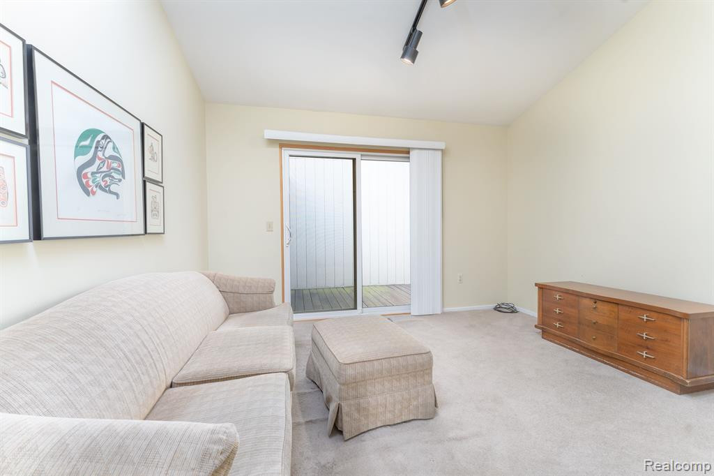 5669 E HILLCREST Circle, West Bloomfield, MI — Photo 20