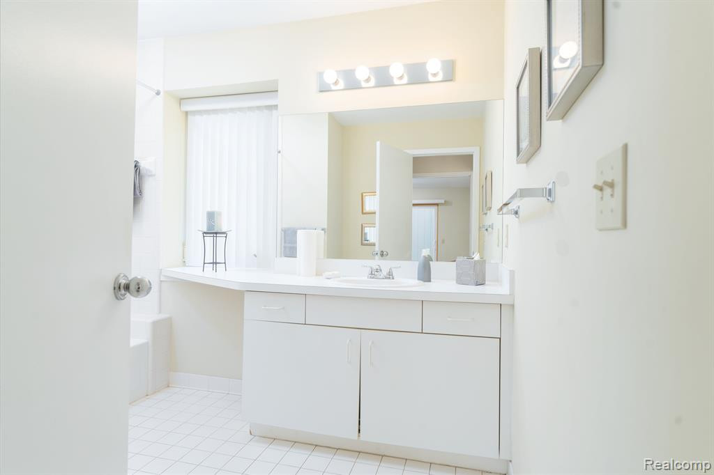 5669 E HILLCREST Circle, West Bloomfield, MI — Photo 21